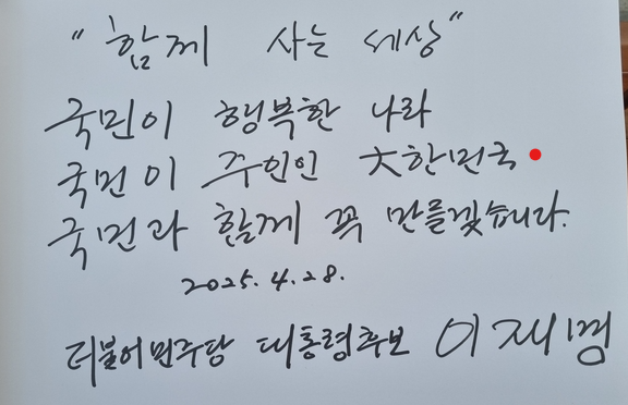 OmegaSoft4WT's tweet photo. 1986년 사법고시 문제는 한글 한문 혼용체로 주요 법률 용어를 자유롭게 쓸 수 없다면 절대로 합격할 수 없었다
교과서 자체가 (민법, 형법 등) 한문 위주라 한자 문맹은 
법학 공부 자체를 할 수 없었다

누가 대리 시험을 치거나 사전에 어떤 공작이 있다면 
물론 합격하고 어느 정도 지식을 습득하면 시골에서 변호사 사무실 개업할 수는 있었다 

대외비 한문을 알고도 공개한다면 머저리 이고
모른다면 더 머저리

대한민국 한자 중에 '대' 자만 한자로 사용한다거나
already 단어를 모르거나 island 를 이즐랜드 로 발음 한다거나

사진의 인물이 본인인지 다른 사람인지 친형인지
본인을 알 것이고 (그래서 그렇게 ...) 

@CIA 
@WhiteHouse