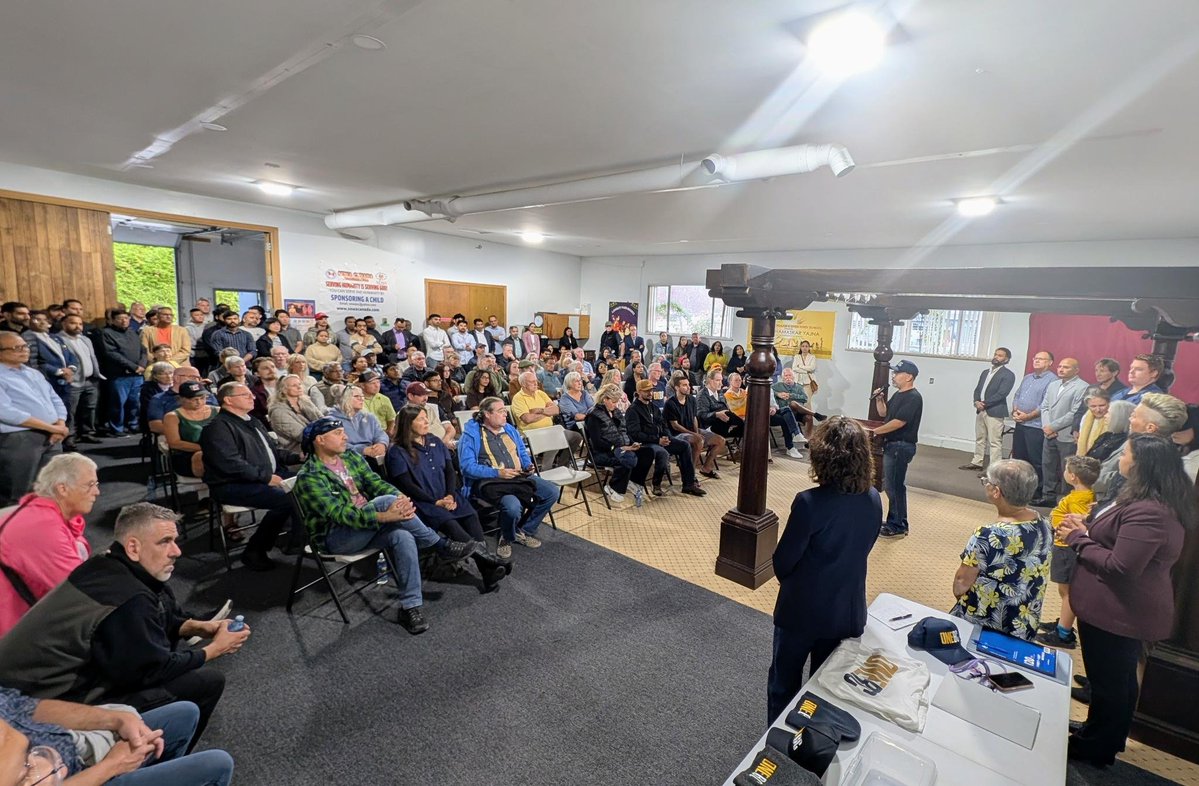 One_BCHQ's tweet photo. Standing room only at the first OneBC election rally in Langley. 
British Columbians are ready for real change!

Join us: https://t.co/vk0bP5WLNx https://t.co/AUCiCoO31b