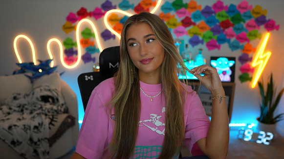 JennahLeland's tweet photo. Late night hangout 💗 Day 5 of my Subathon!! https://t.co/8bBXKdqA2b https://t.co/hrzVhStLeC