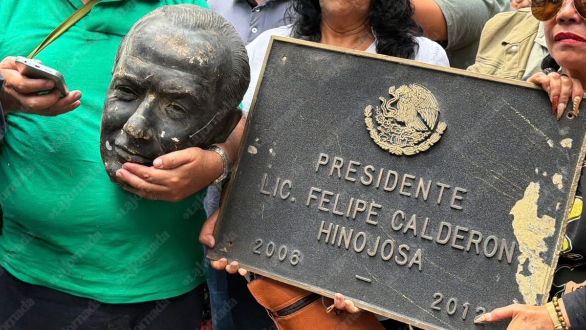 LuisCardenasMx's tweet photo. Decapitar a Calderón, es la imagen más clara de lo que vivimos día con día.

Apoyar y abrazar a los verdugos mientras se humilla y abandona a los decapitados.

 El sello de la 4T. https://t.co/zAPIe3fmOp