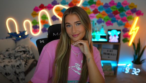 JennahLeland's tweet photo. Late night hangout 💗 Day 5 of my Subathon!! https://t.co/8bBXKdqA2b https://t.co/hrzVhStLeC