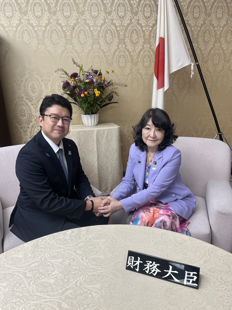 blueliberty_kh's tweet photo. #片山さつき 財務大臣の再任のお祝いに伺い、#川崎市 の近況等をお話ししました。

#テレコムタウン構想 を知る私に、片山大臣は長年 #スーパーシティ構想 のご指導をして頂き、帰り際も「諦めないで」と背中を押されました。

次世代型の都市づくりに頑張ります！

#本間ケンジロウ @satsukikatayama https://t.co/enyGVY1wIg