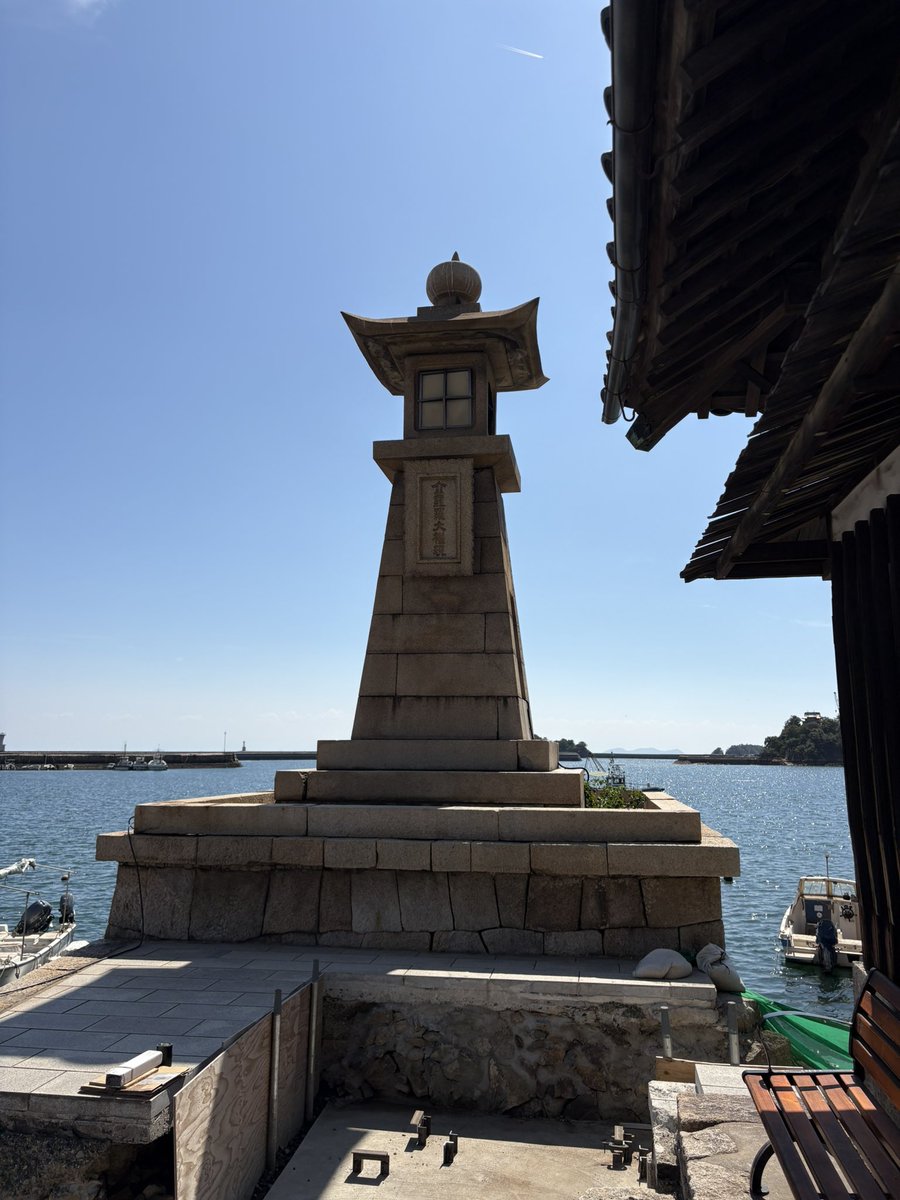 yutaisaiko's tweet photo. ワキタ（8125）の株主優待利用旅の２日目は広島方面へ🏃
福山駅で下車し、鞆の浦という崖の上のポニョの舞台の街とそこからすぐの島、仙酔島へ🏝️
鞆の浦は坂本龍馬が海難事故にあった際に訪れた地でもあり龍馬の隠れ部屋もあります🏠

#投資家さんと繋がりたい
#株主優待 https://t.co/fzNDlhJw9x