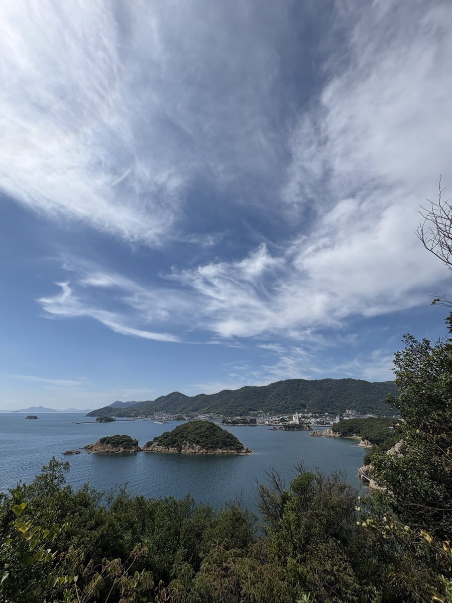 yutaisaiko's tweet photo. ワキタ（8125）の株主優待利用旅の２日目は広島方面へ🏃
福山駅で下車し、鞆の浦という崖の上のポニョの舞台の街とそこからすぐの島、仙酔島へ🏝️
鞆の浦は坂本龍馬が海難事故にあった際に訪れた地でもあり龍馬の隠れ部屋もあります🏠

#投資家さんと繋がりたい
#株主優待 https://t.co/fzNDlhJw9x