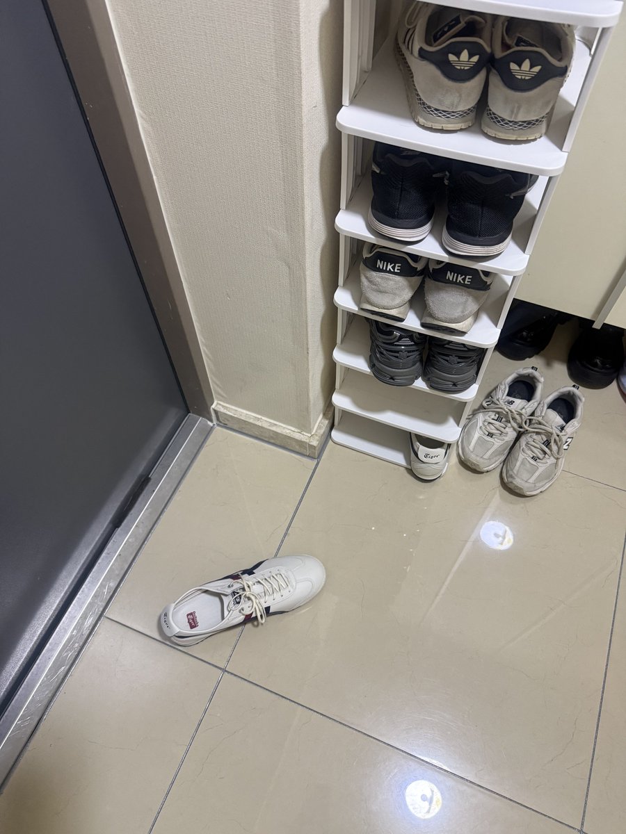 bnkim_7010's tweet photo. 범인은 이 안에 있다 (한 마리뿐임) 🚨🐱
The suspect has been identified 🚨🐱 https://t.co/DjKMvgWknK