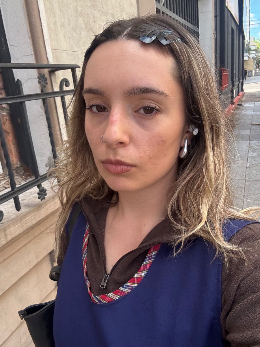 tllrc0a's tweet photo. La cara de orto de una maestra de inglés completamente aplastada por el sistema. https://t.co/eFnDN6514A