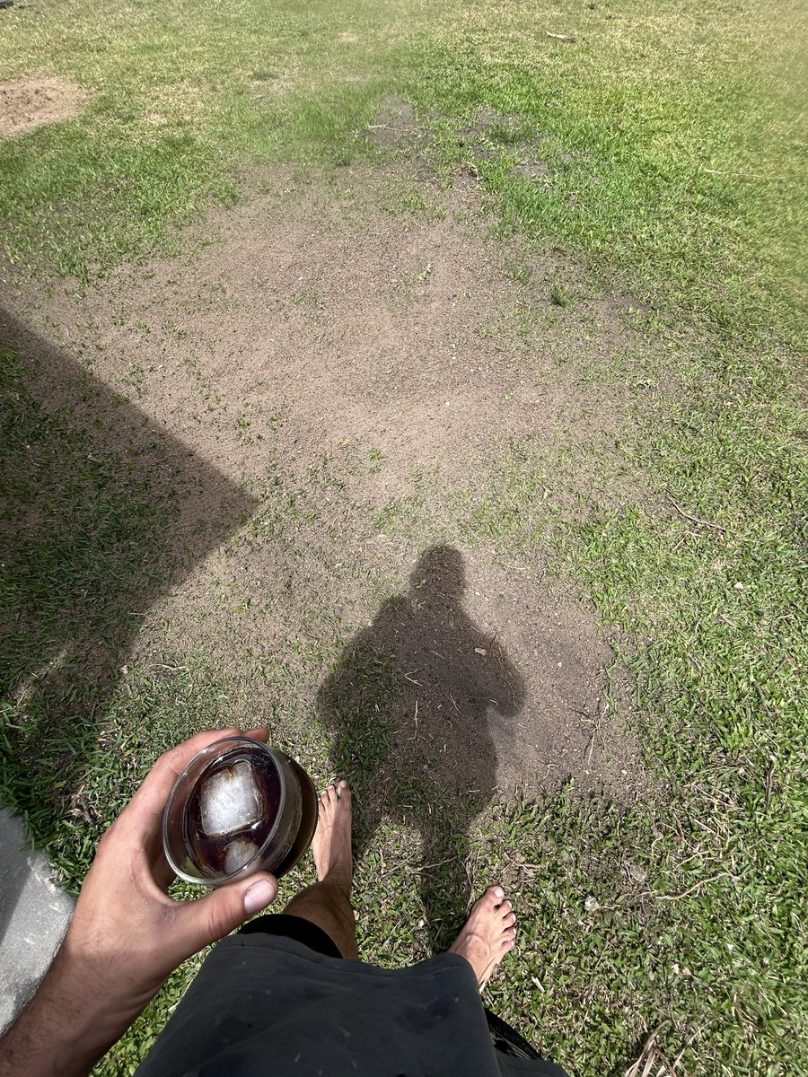 Mikehhunt69's tweet photo. 10am on a Thursday having a cold whiskey and levelling the lawn out, your in your office being a white collar bitch 😂 https://t.co/lRdL9DWbhg