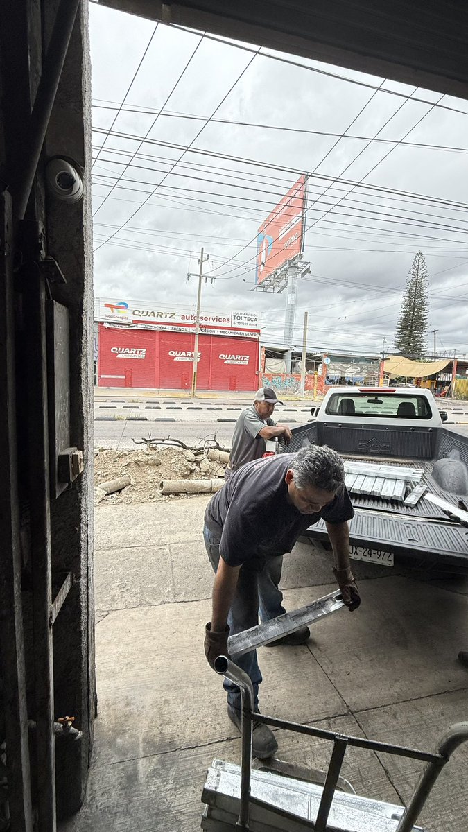 Pacorrrock's tweet photo. Ya casi es un mes que el @siapagdl arregló una fuga de agua afuera de mi negocio, el problema es que me dejaron TODO en la rampa de mi taller y pues si me estorba para la carga y descarga, no sé a quién compete esto, si al @siapagdl  o al @GuadalajaraGob , podrían apoyar en esto? https://t.co/BvE18U5L5T