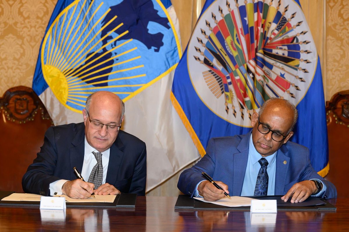 SG_OEA_OAS's tweet photo. La firma hoy del Acuerdo Marco de Procedimientos entre @el_BID y @OEA_oficial marca un hito importante en el fortalecimiento de la cooperación en todo el sistema interamericano.

Agradezco al presidente del BID, @igoldfajn Ilan Goldfajn, su apoyo a este acuerdo, que nos permitirá aunar nuestra experiencia y avanzar en nuestra visión compartida de un sistema interamericano más estrechamente articulado, que trabaje de manera eficiente y colectiva para promover la paz, la estabilidad y el desarrollo sostenible.

Este acuerdo fortalecerá nuestra capacidad para abordar conjuntamente algunos de los desafíos más apremiantes que enfrentan las Américas, desde la inseguridad, el crimen organizado y las amenazas a la gobernabilidad democrática, hasta la pobreza, la desigualdad, las presiones migratorias y las limitadas oportunidades económicas.

Nos complace que el apoyo a Haití sea la primera prioridad al poner en marcha esta alianza.