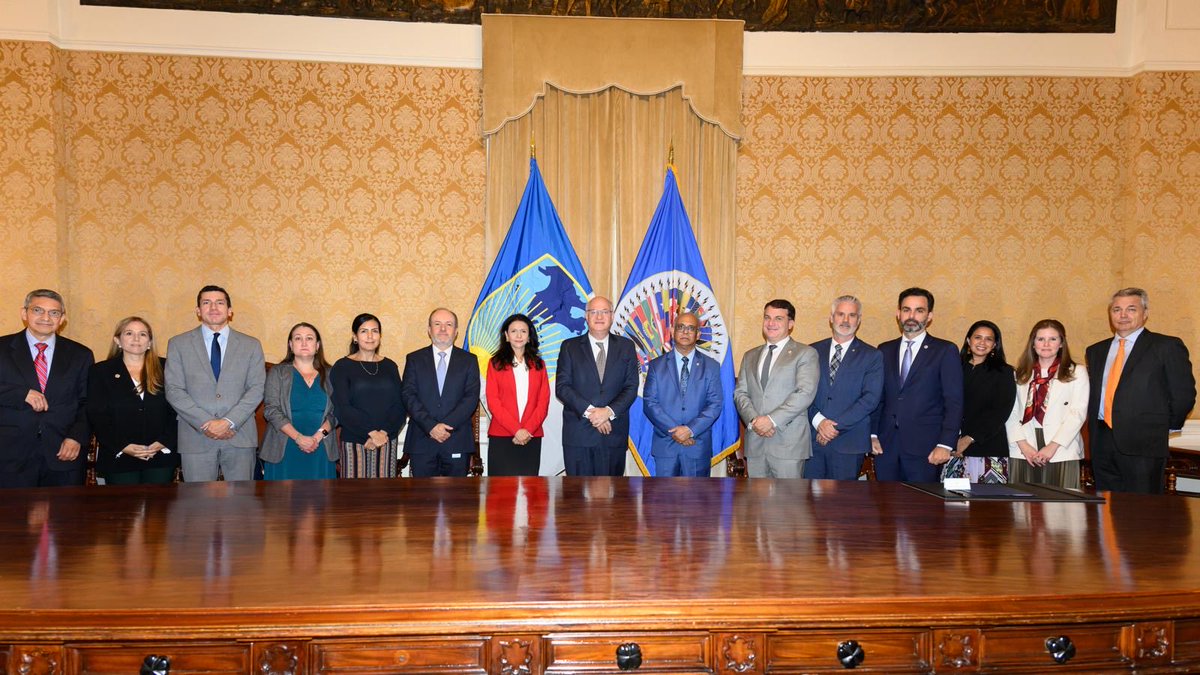 SG_OEA_OAS's tweet photo. La firma hoy del Acuerdo Marco de Procedimientos entre @el_BID y @OEA_oficial marca un hito importante en el fortalecimiento de la cooperación en todo el sistema interamericano.

Agradezco al presidente del BID, @igoldfajn Ilan Goldfajn, su apoyo a este acuerdo, que nos permitirá aunar nuestra experiencia y avanzar en nuestra visión compartida de un sistema interamericano más estrechamente articulado, que trabaje de manera eficiente y colectiva para promover la paz, la estabilidad y el desarrollo sostenible.

Este acuerdo fortalecerá nuestra capacidad para abordar conjuntamente algunos de los desafíos más apremiantes que enfrentan las Américas, desde la inseguridad, el crimen organizado y las amenazas a la gobernabilidad democrática, hasta la pobreza, la desigualdad, las presiones migratorias y las limitadas oportunidades económicas.

Nos complace que el apoyo a Haití sea la primera prioridad al poner en marcha esta alianza.