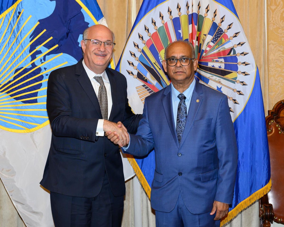 SG_OEA_OAS's tweet photo. La firma hoy del Acuerdo Marco de Procedimientos entre @el_BID y @OEA_oficial marca un hito importante en el fortalecimiento de la cooperación en todo el sistema interamericano.

Agradezco al presidente del BID, @igoldfajn Ilan Goldfajn, su apoyo a este acuerdo, que nos permitirá aunar nuestra experiencia y avanzar en nuestra visión compartida de un sistema interamericano más estrechamente articulado, que trabaje de manera eficiente y colectiva para promover la paz, la estabilidad y el desarrollo sostenible.

Este acuerdo fortalecerá nuestra capacidad para abordar conjuntamente algunos de los desafíos más apremiantes que enfrentan las Américas, desde la inseguridad, el crimen organizado y las amenazas a la gobernabilidad democrática, hasta la pobreza, la desigualdad, las presiones migratorias y las limitadas oportunidades económicas.

Nos complace que el apoyo a Haití sea la primera prioridad al poner en marcha esta alianza.