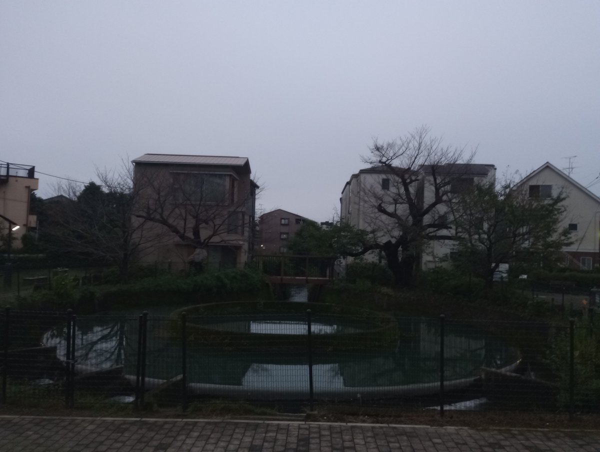 runningdevilman's tweet photo. 今朝の円筒分水
10月始まりましたね。そして今日はお天気大丈夫そうなんですが、このまま落ち着いてほしいところです。いっぬも元気にお散歩です！
そしてあのお方にお会いすることが出来ませんでした…

街の奇跡を
あなたにあげたい
星が光る
夜の向こうから… https://t.co/Wmh98fk0Eb