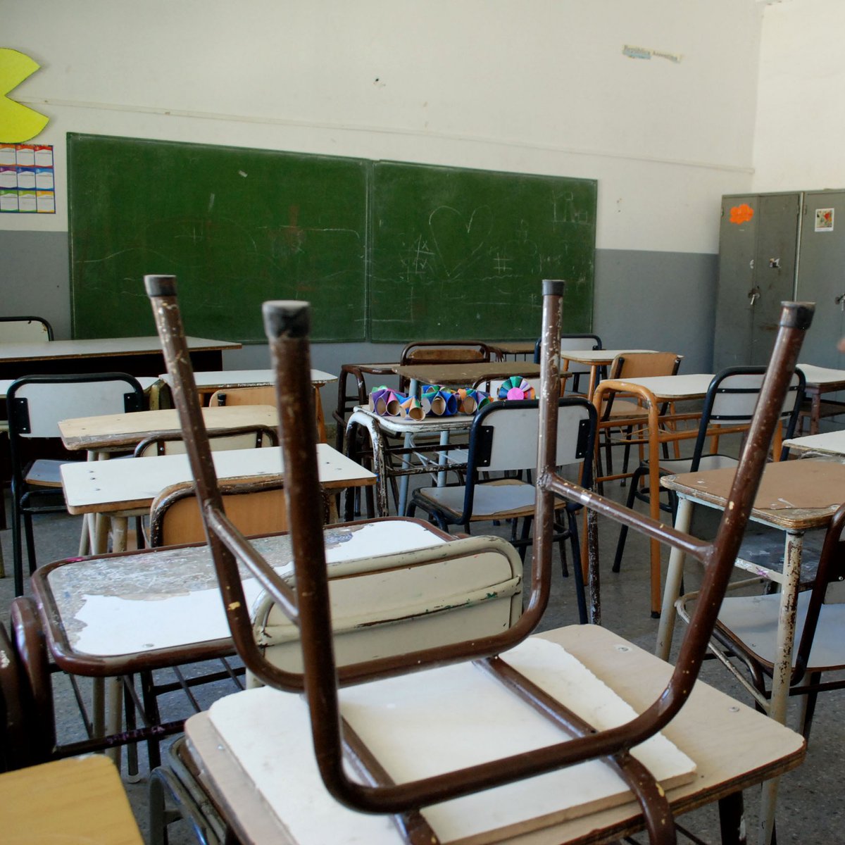 clarincom's tweet photo. PARO DOCENTE EN LA PROVINCIA DE BUENOS AIRES

La medida fue convocada para el jueves por FEB, SUTEBA, UDOCBA y AMET y afectará a los casi 12.000 establecimientos estatales bonaerenses. El reclamo apunta a visibilizar la violencia contra docentes y fortalecer la prevención y el abordaje de agresiones en las escuelas.

La protesta se da además con la paritaria salarial estancada. La Provincia reabrió la negociación la semana pasada, pero no presentó una nueva oferta de aumento, después del acuerdo de julio que había fijado una suba acumulada del 7%.

(+) en Clarín: https://t.co/TLVtJcIZjw