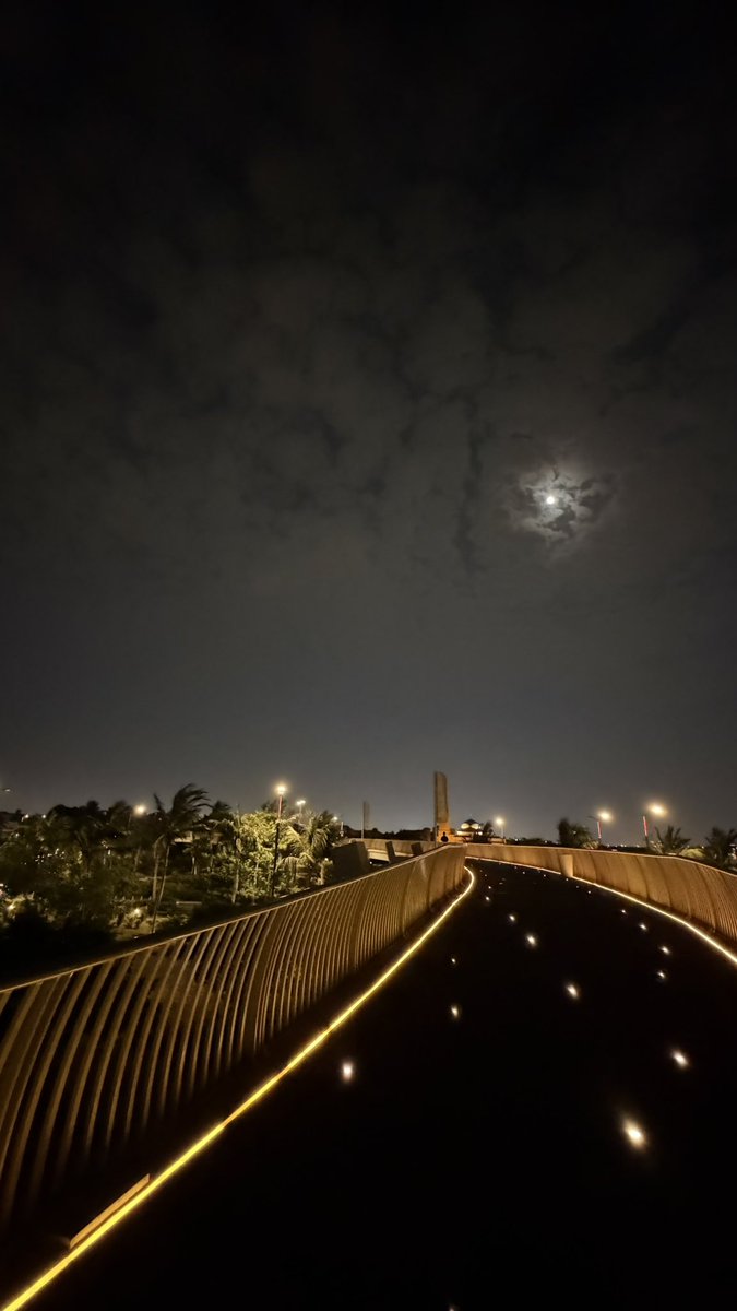 cviv00's tweet photo. Walking late at night always feels different https://t.co/F1a0Q519gV