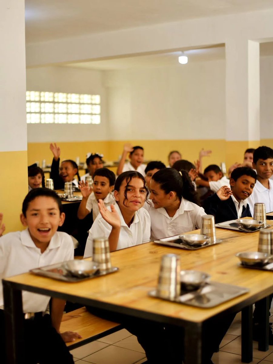 GuaraComuniK's tweet photo. 2,5 millones de platos servidos para los niños y niñas de todo el país.
Seguimos sumando esfuerzos para garantizar educación, bienestar y espacios de calidad para nuestros estudiantes. 🇻🇪
#Educación #RegresoAClases #AlimentaciónEscolar #NiñosYNiñas #EscuelasDignas https://t.co/zZMrjTGwx0