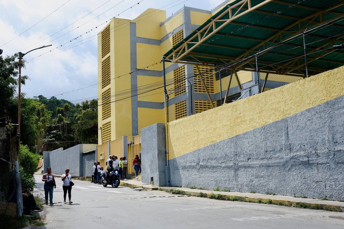 GuaraComuniK's tweet photo. 2,5 millones de platos servidos para los niños y niñas de todo el país.
Seguimos sumando esfuerzos para garantizar educación, bienestar y espacios de calidad para nuestros estudiantes. 🇻🇪
#Educación #RegresoAClases #AlimentaciónEscolar #NiñosYNiñas #EscuelasDignas https://t.co/zZMrjTGwx0