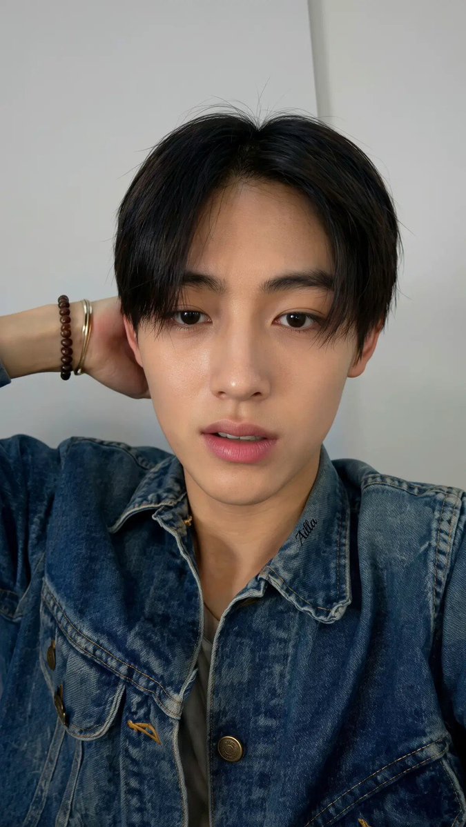 seanluvrs's tweet photo. gurl, if you’re gonna cry over a man, make sure he looks like THIS.🧎🏻‍♀️🧎🏻‍♀️ https://t.co/Y2EKcqfk08