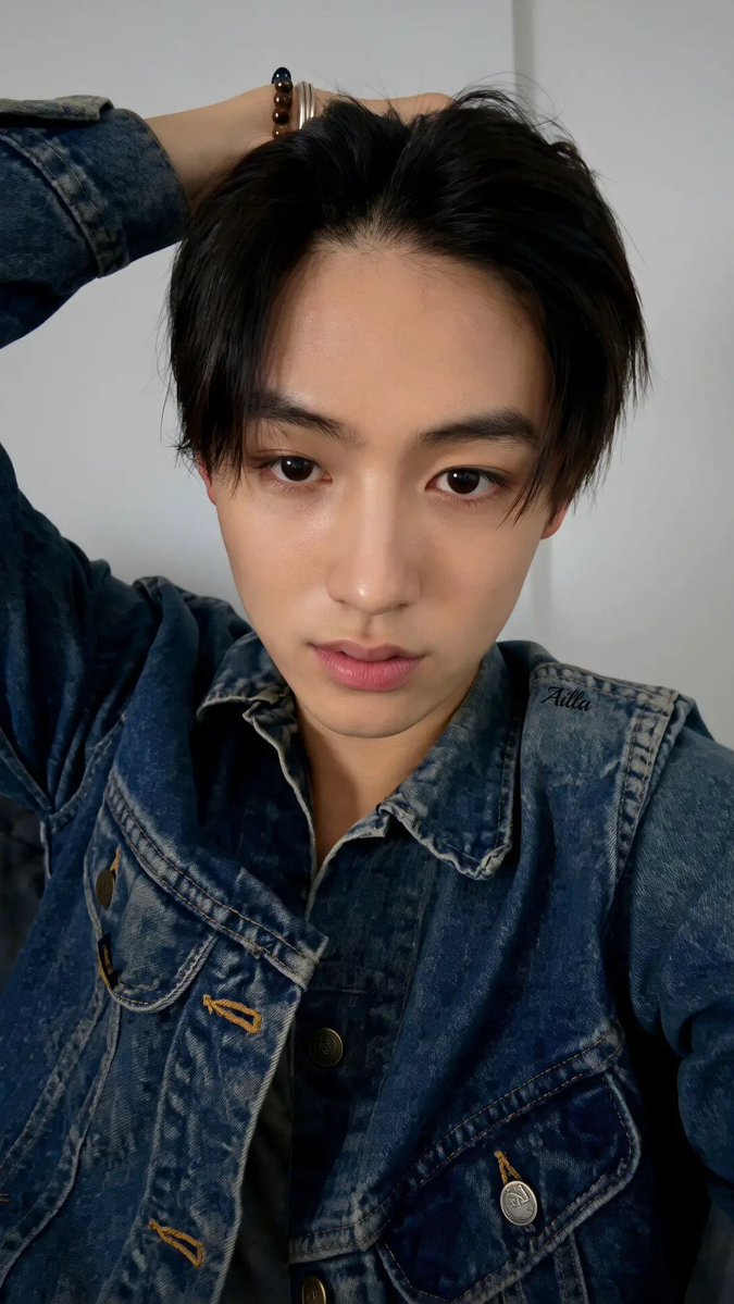 seanluvrs's tweet photo. gurl, if you’re gonna cry over a man, make sure he looks like THIS.🧎🏻‍♀️🧎🏻‍♀️ https://t.co/Y2EKcqfk08