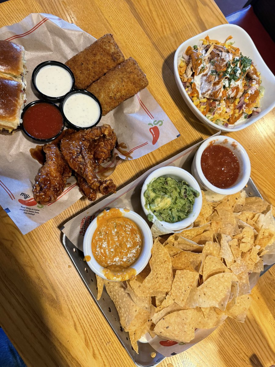 scoobsluvr's tweet photo. my mom bought me (her adult daughter) snacks and pjs at the store, then she bought me a triple dipper at chilis, then we bought snoopy mini puzzles and went home and did them with my dad https://t.co/OFkJhKuH0B