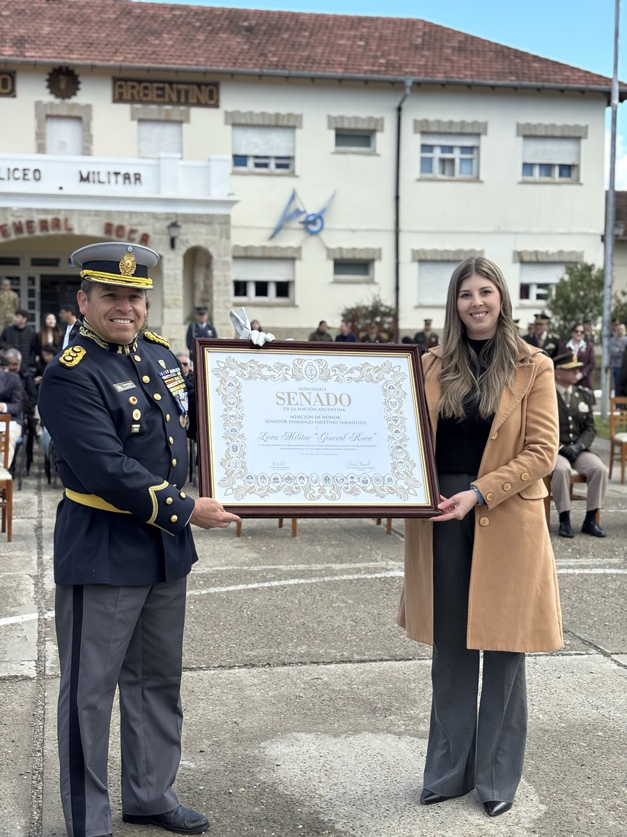 AndyCristina07's tweet photo. MENCIÓN DE HONOR AL LICEO MILITAR GENERAL ROCA 

Partícipé del 60 aniversario del Liceo Militar General Roca de #Comodoro Rivadavia y le entregué a la Institución la Mención de Honor Senador Domingo Faustino Sarmiento, la más importante Mención del @SenadoArgentina. 

Agradezco por la invitación al Coronel Christian Germán Españón, también al Director General de Cultura del Senado,@danielabate, por preparar la distinción y especialmente a la Vicepresidente de la Nacion, Presidente del Senado Nacional, @VickyVillarruel, por autorizar y firmar la misma. 

Es un honor haber acompañado a la institución y sus miembros en este importante momento, destacando su gran aporte a la sociedad y a la historia de Comodoro, de #Chubut y de #Argentina.