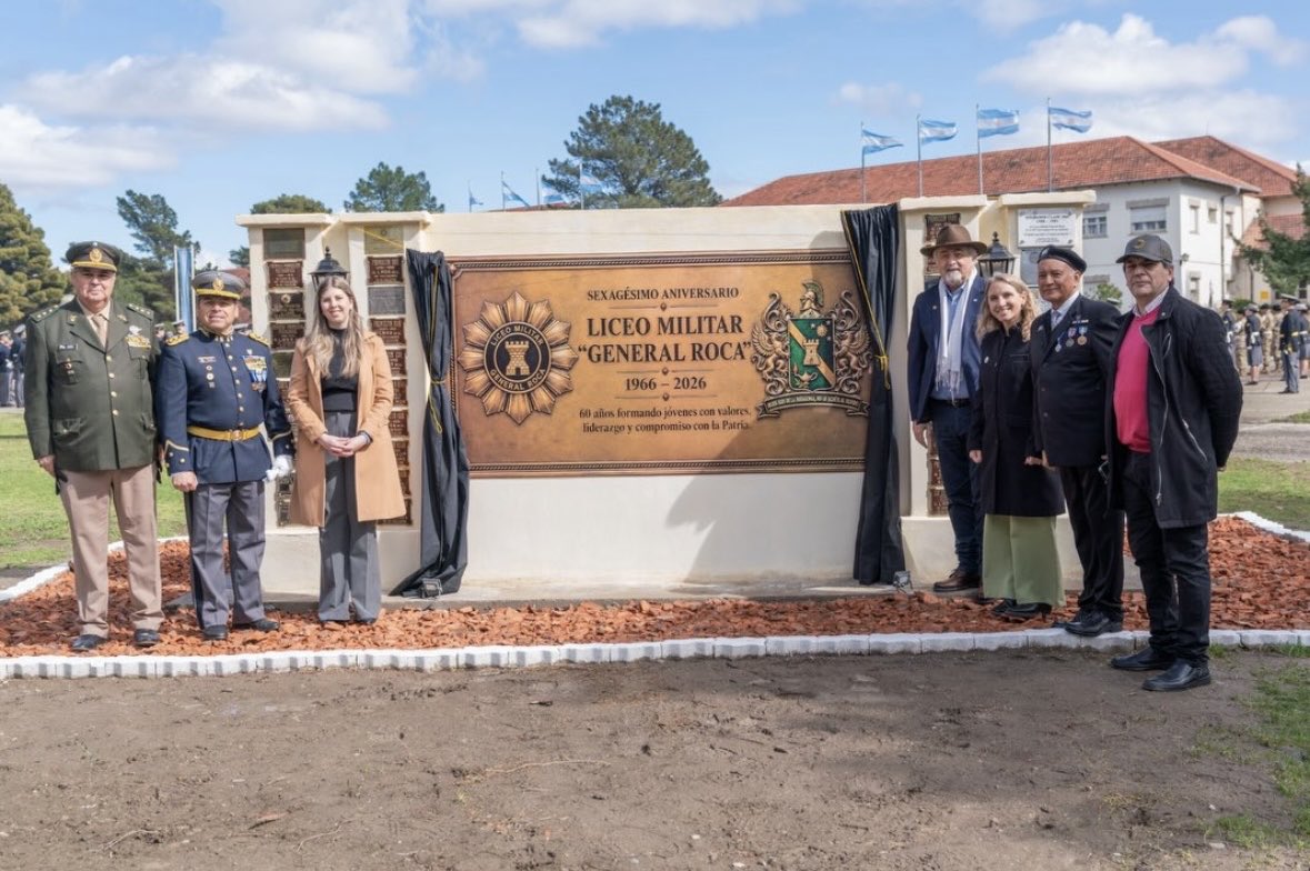 AndyCristina07's tweet photo. MENCIÓN DE HONOR AL LICEO MILITAR GENERAL ROCA 

Partícipé del 60 aniversario del Liceo Militar General Roca de #Comodoro Rivadavia y le entregué a la Institución la Mención de Honor Senador Domingo Faustino Sarmiento, la más importante Mención del @SenadoArgentina. 

Agradezco por la invitación al Coronel Christian Germán Españón, también al Director General de Cultura del Senado,@danielabate, por preparar la distinción y especialmente a la Vicepresidente de la Nacion, Presidente del Senado Nacional, @VickyVillarruel, por autorizar y firmar la misma. 

Es un honor haber acompañado a la institución y sus miembros en este importante momento, destacando su gran aporte a la sociedad y a la historia de Comodoro, de #Chubut y de #Argentina.