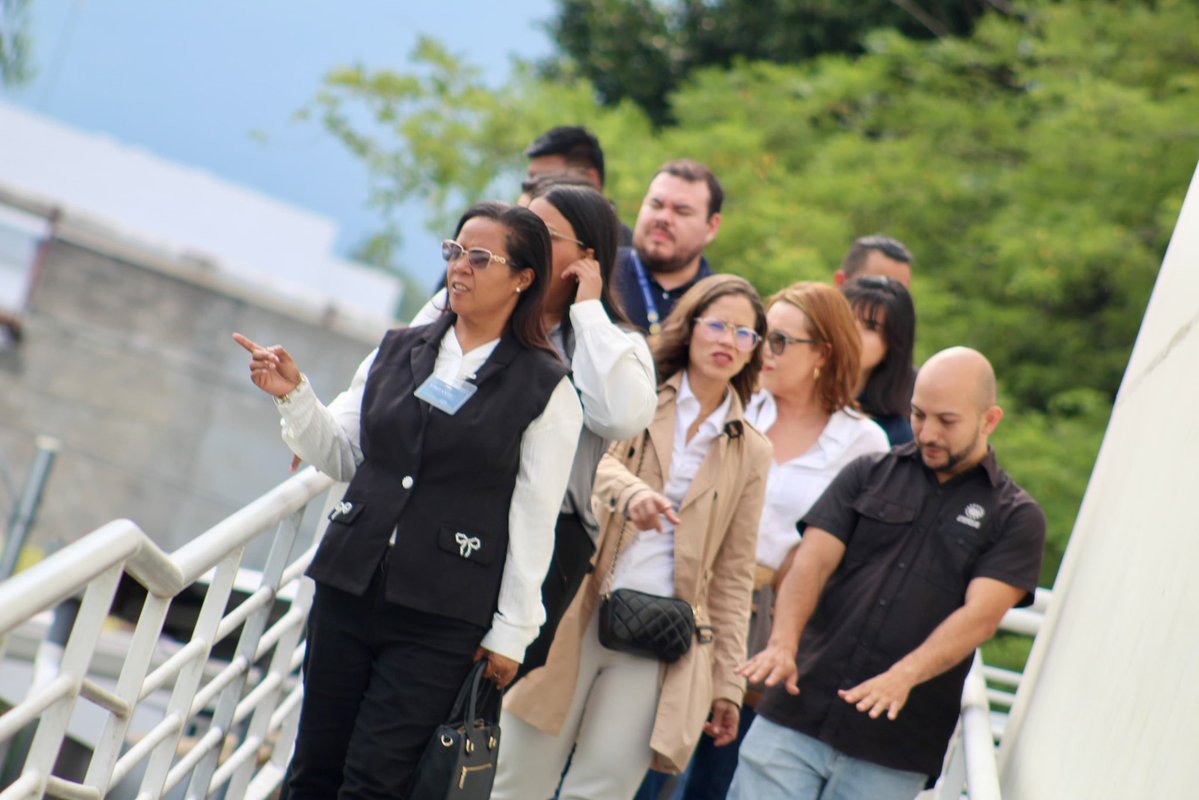 TejidoSocialSv's tweet photo. 🇸🇻🤝🇩🇴 | El CUBO Zacamil fue parte del recorrido de la comisión del Viceministerio de Relaciones Internacionales de la República Dominicana, que conoció uno de los proyectos que reflejan la visión del Presidente @nayibbukele para transformar los territorios y generar nuevas oportunidades.

Hoy, estos proyectos también permiten a El Salvador compartir su experiencia y posicionarse como un actor destacado en materia de desarrollo y cooperación regional. 

#TejidoSocial | #ElSalvador