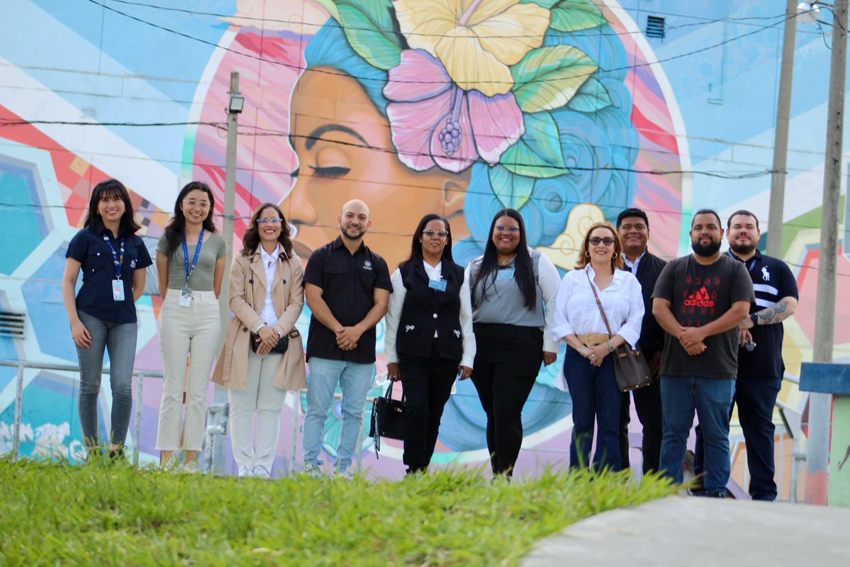 TejidoSocialSv's tweet photo. 🇸🇻🤝🇩🇴 | El CUBO Zacamil fue parte del recorrido de la comisión del Viceministerio de Relaciones Internacionales de la República Dominicana, que conoció uno de los proyectos que reflejan la visión del Presidente @nayibbukele para transformar los territorios y generar nuevas oportunidades.

Hoy, estos proyectos también permiten a El Salvador compartir su experiencia y posicionarse como un actor destacado en materia de desarrollo y cooperación regional. 

#TejidoSocial | #ElSalvador
