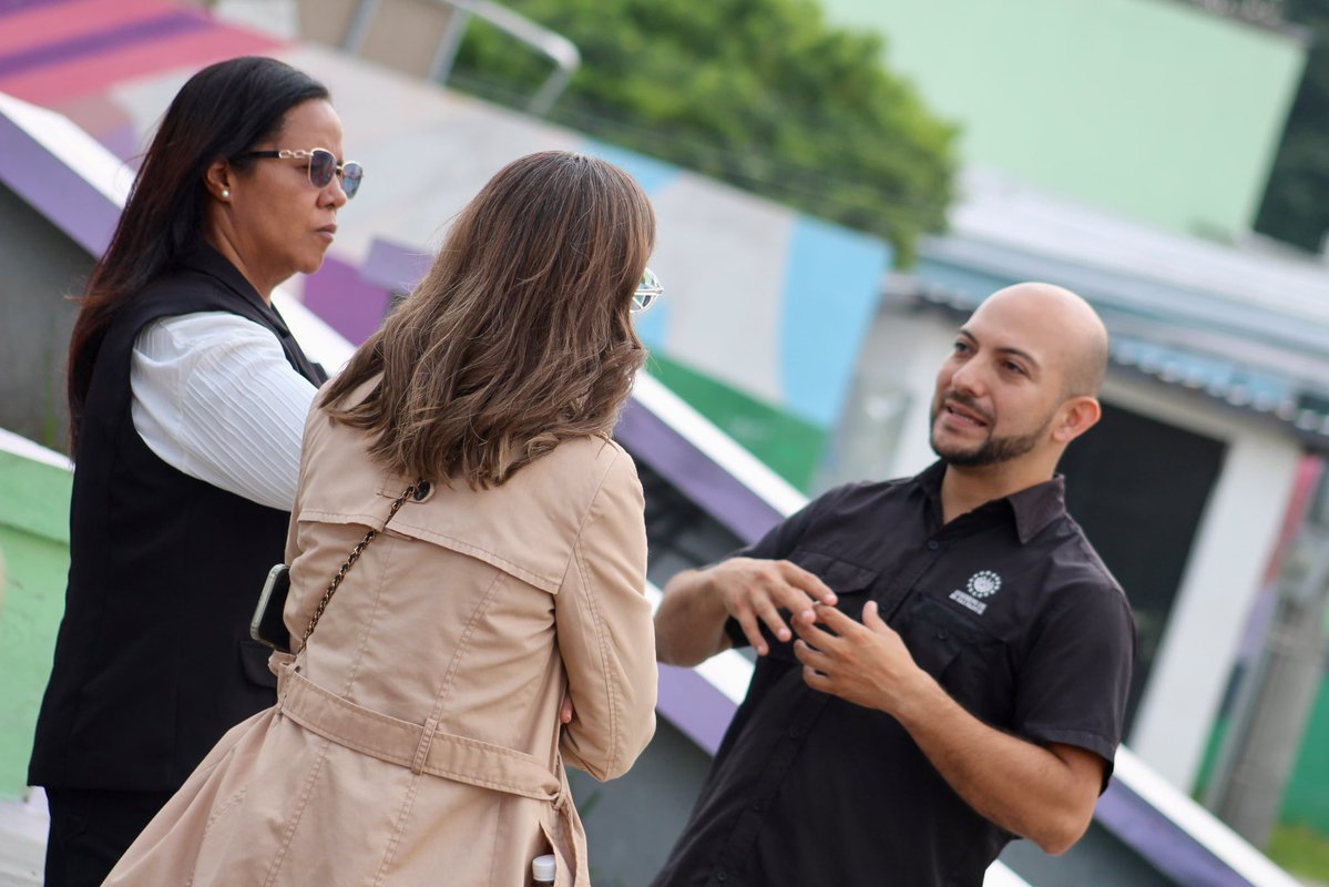 TejidoSocialSv's tweet photo. 🇸🇻🤝🇩🇴 | El CUBO Zacamil fue parte del recorrido de la comisión del Viceministerio de Relaciones Internacionales de la República Dominicana, que conoció uno de los proyectos que reflejan la visión del Presidente @nayibbukele para transformar los territorios y generar nuevas oportunidades.

Hoy, estos proyectos también permiten a El Salvador compartir su experiencia y posicionarse como un actor destacado en materia de desarrollo y cooperación regional. 

#TejidoSocial | #ElSalvador