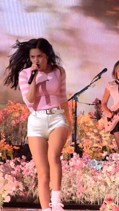 VibesBrianna's tweet photo. I love the outfit changes of the summer season 😭🩷 #UnraveledInPittsburgh https://t.co/7ZPfasDS0I