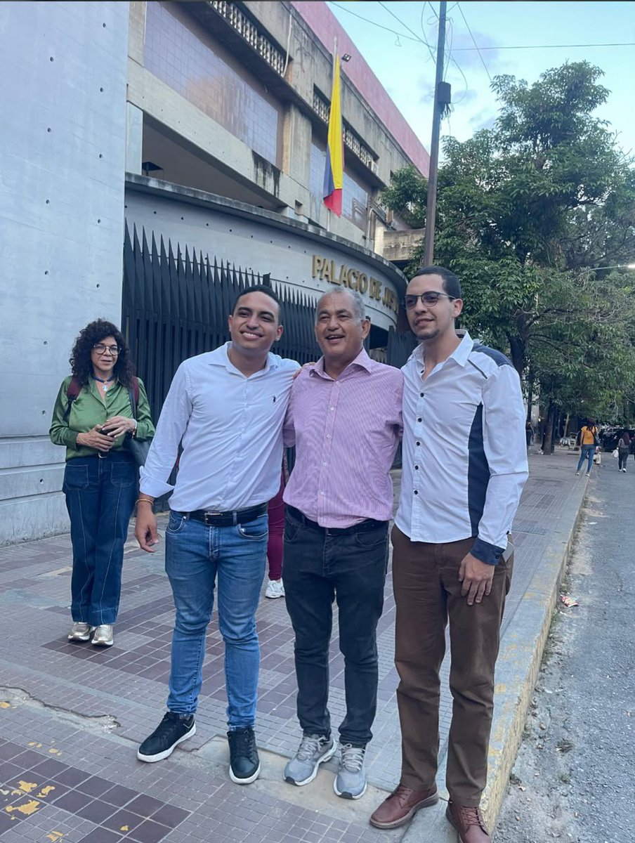 VenteDDHH's tweet photo. 🚨 ¡LIBERTAD PLENA PARA GABRIEL, JEAN CARLOS Y LUIS! 

Hoy finalmente se dictó sentencia absolutoria para Gabriel González, Jean Carlos Rivas y Luis López, poniendo fin a un proceso de 2 años y 3 meses completamente viciado donde se vulneraron sistemáticamente todos sus derechos fundamentales.

Tras ser detenidos arbitrariamente en junio de 2024, sufrieron la injusticia en primera persona: pasaron más de un año en El Helicoide, luego 3 meses en la cárcel común de Yare II, el Rodeo I y tras ser excarcelados bajo medidas cautelares el 14 de enero de 2026, hoy por fin recuperan su libertad absoluta. 

Seguiremos luchando por justicia, reparación y no repetición.

 ¡La verdad siempre prevalece! 🇻🇪