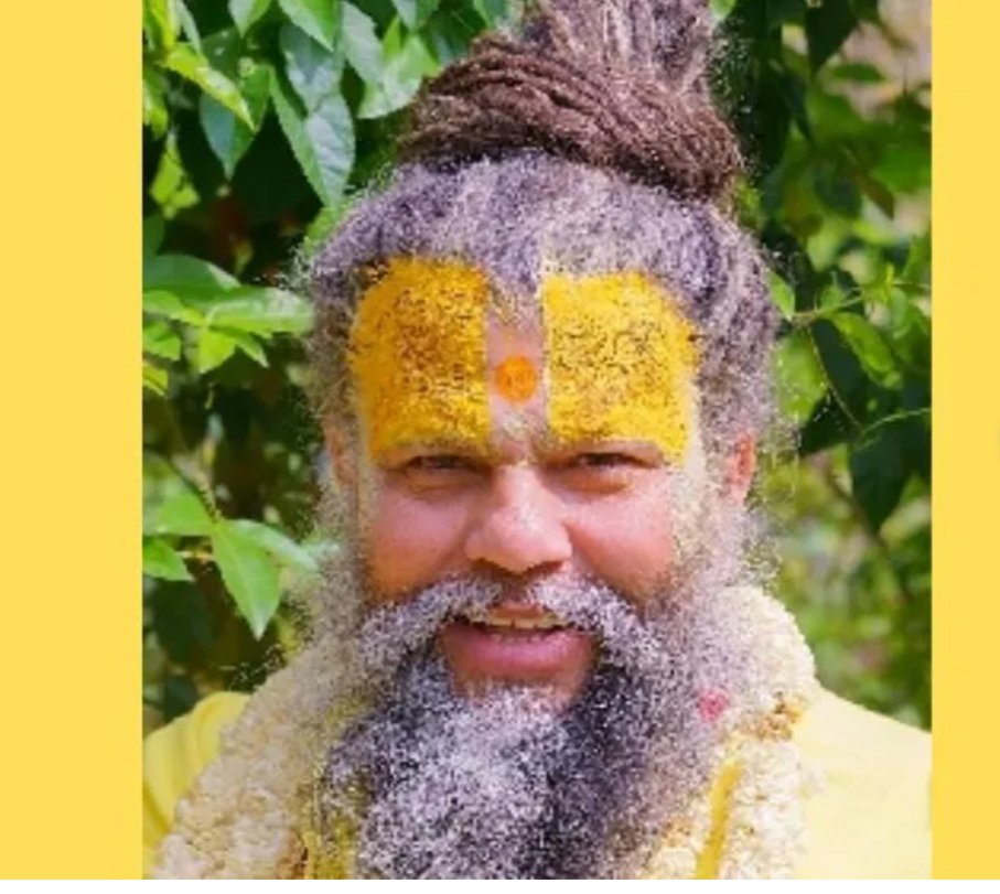 AnuSinghYes's tweet photo. श्री गुरु चरणों में शत् शत् नमन,
   वृंदावन के‌ "श्री गुरु कृपा कुंज आश्रम" में प्रेमानंद  महाराज जी के 25 वर्षीय शिष्य ' दीपक लोदी' उर्फ 'रसिक दुलारी शरण' द्वारा की गई आत्महत्या चर्चा का विषय है, पुलिस आत्महत्या के कारणों का हर एंगल से विवेचना कर रही है, लेकिन कुछ प्रोपेगेंडा फैलाने वालों ने यहां गुरु महाराज पर ही आरोप लगाना शुरू कर दिए जिसमें 'सीमा गोविंद' नाम की यह महिला भी है।
     जो भी व्यक्ति गुरु महाराज के संपर्क में है या जिसने गुरु महाराज की उपदेशों, प्रवचनों को सुना है शायद ही ऐसे धृष्टता पूर्ण आरोप लगाने के कार्य करे।
प्रेमानंद जी सिर्फ गुरु नहीं साक्षात् पर ब्रह्म है, उनकी वाणी ने लाखों लोगों के जीवन में सकारात्मक परिवर्तन किए हैं, ब्रह्मचर्य पर दिए गए उनके ज्ञान व उपदेश को अगर हम ध्यान से सुनें तो स्वामी विवेकानंद जी ने भी ब्रह्मचर्य की यही महिमा बताई थी, कभी-कभी यह सुनने और समझने वाले पर भी निर्भर करता है कि वह ज्ञान को अपने जीवन में किस तरह आत्मसात् कर रहा है।
वर्तमान में प्रेमानंद जी जैसे गुरुओं की हमारे देश और समाज को नितांत ही जरूरत है, इस आपाधापी, मारामारी और जीवन में आए झंझावतों को श्री चरणों का सानिध्य और उपदेश ही आपको बचा सकता है।
  जाने और अनजाने में हमारे मन, वचन ,कर्म से कोई ऐसा पाप ना हो जाए जिसे गुरु महाराज तो क्षमा कर दें,लेकिन हम परमेश्वर के दंड के भागी ना बन जाए।