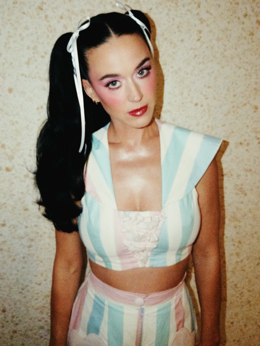 katycatsgang's tweet photo. 🚨 Katy Perry atualizou os Canvas do Spotify de todos os seus singles, agora com cenas dos clipes passando ao fundo!

Os visualizers de Smile, que ainda não estavam disponíveis como Canvas no Spotify, também foram adicionados e os singles da era 143 ganharam novos Canvas com novas cenas também!