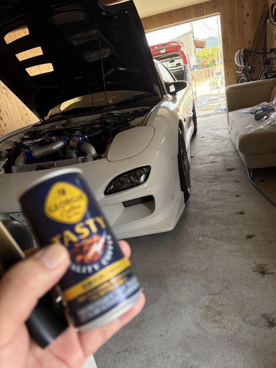 RX7FD3Shim's tweet photo. この前、ハイエースしたし☺️

天気が良いから、残り３台洗車するかね〜👍
とりあえず、ガレージで一服☕️
＃洗車 https://t.co/jpBZuMCzky