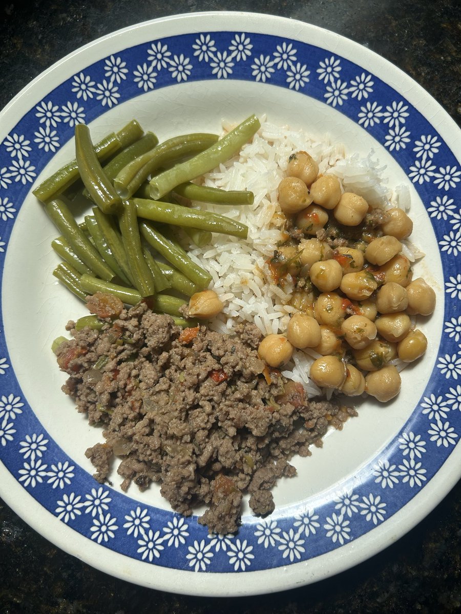 TheKitchenCode1's tweet photo. From today's menu: rice and chickpeas, green beans, and ground beef. We usually make extra chickpeas and freeze them for later. It's a simple habit that works well with other beans too. 🍽️ 🫛✨ https://t.co/MI6Kla4bdx