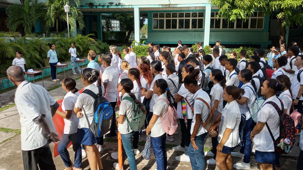 jorgefcluque's tweet photo. La ceremonia de ingreso de estudiantes de primer año del curso regular diurno a la Federación Estudiantil Universitaria #FEU, organización juvenil mas antigua de #Cuba, tuvo lugar en la Plaza José Antonio Echeverría de la Facultad de Ciencias Médicas de #Guantanamo #SomosUcmgt https://t.co/KnHazsUHah