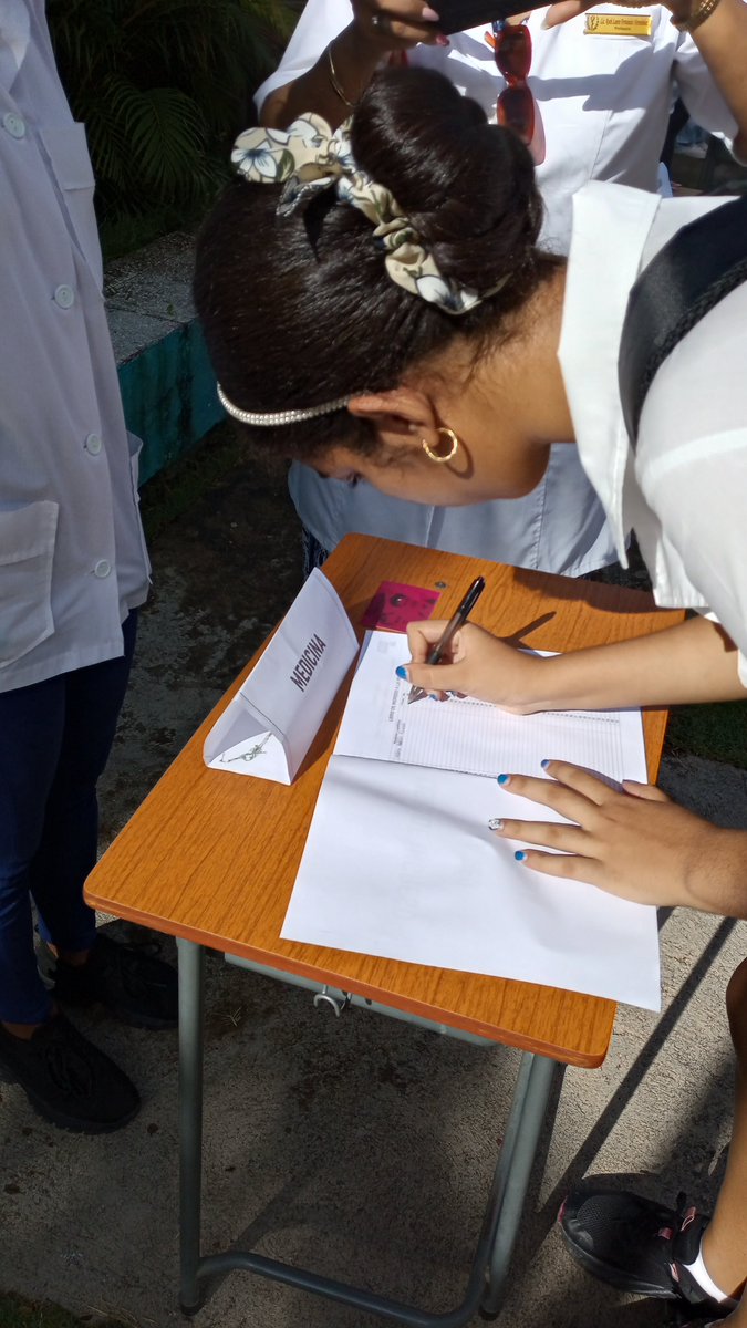 jorgefcluque's tweet photo. La ceremonia de ingreso de estudiantes de primer año del curso regular diurno a la Federación Estudiantil Universitaria #FEU, organización juvenil mas antigua de #Cuba, tuvo lugar en la Plaza José Antonio Echeverría de la Facultad de Ciencias Médicas de #Guantanamo #SomosUcmgt https://t.co/KnHazsUHah