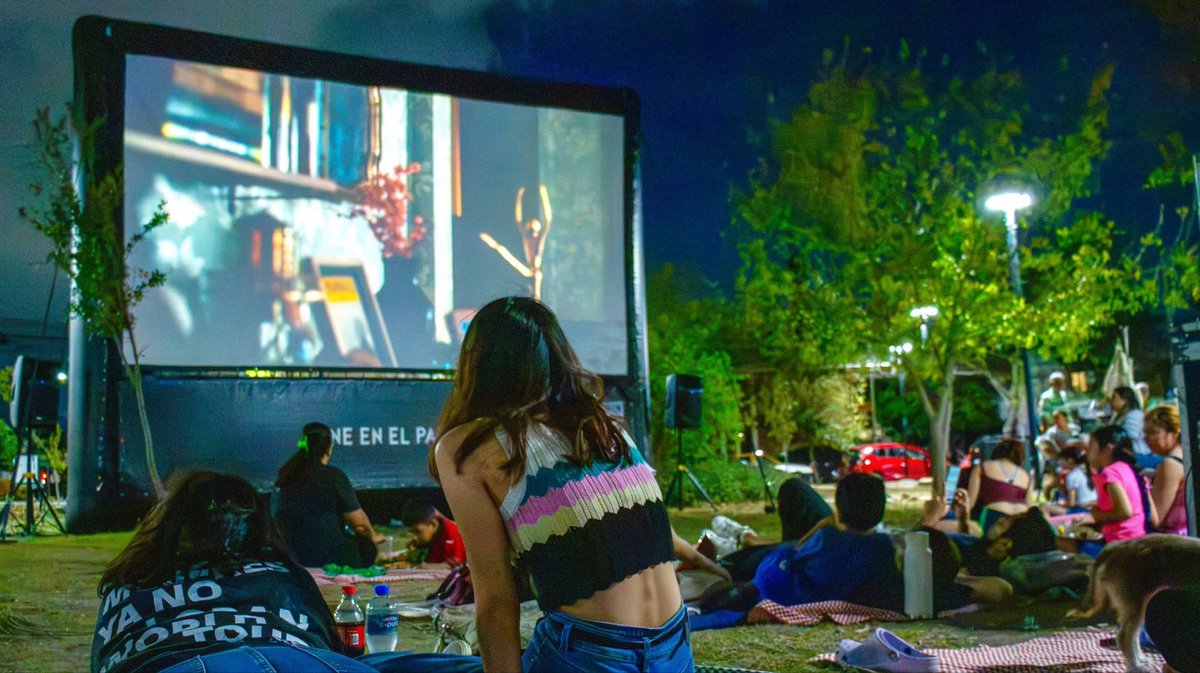distritotec's tweet photo. Una película, un picnic y una noche para disfrutar al aire libre🍿

Así vivimos #PicnicCinema en Parque Residencial Florida, donde nos reunimos para disfrutar de IF: Amigos Imaginarios.

¡Qué bonito es encontrarnos a través de estas pequeñas pausas en la ciudad!✨ https://t.co/xSDwqYuyXn