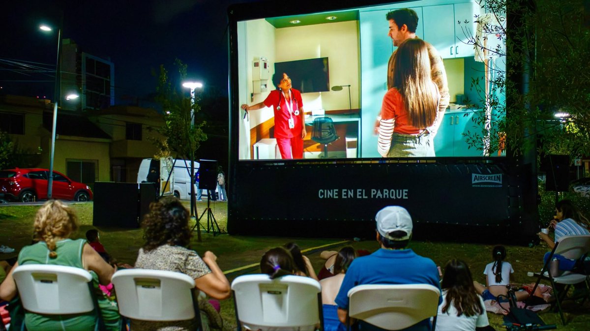distritotec's tweet photo. Una película, un picnic y una noche para disfrutar al aire libre🍿

Así vivimos #PicnicCinema en Parque Residencial Florida, donde nos reunimos para disfrutar de IF: Amigos Imaginarios.

¡Qué bonito es encontrarnos a través de estas pequeñas pausas en la ciudad!✨ https://t.co/xSDwqYuyXn