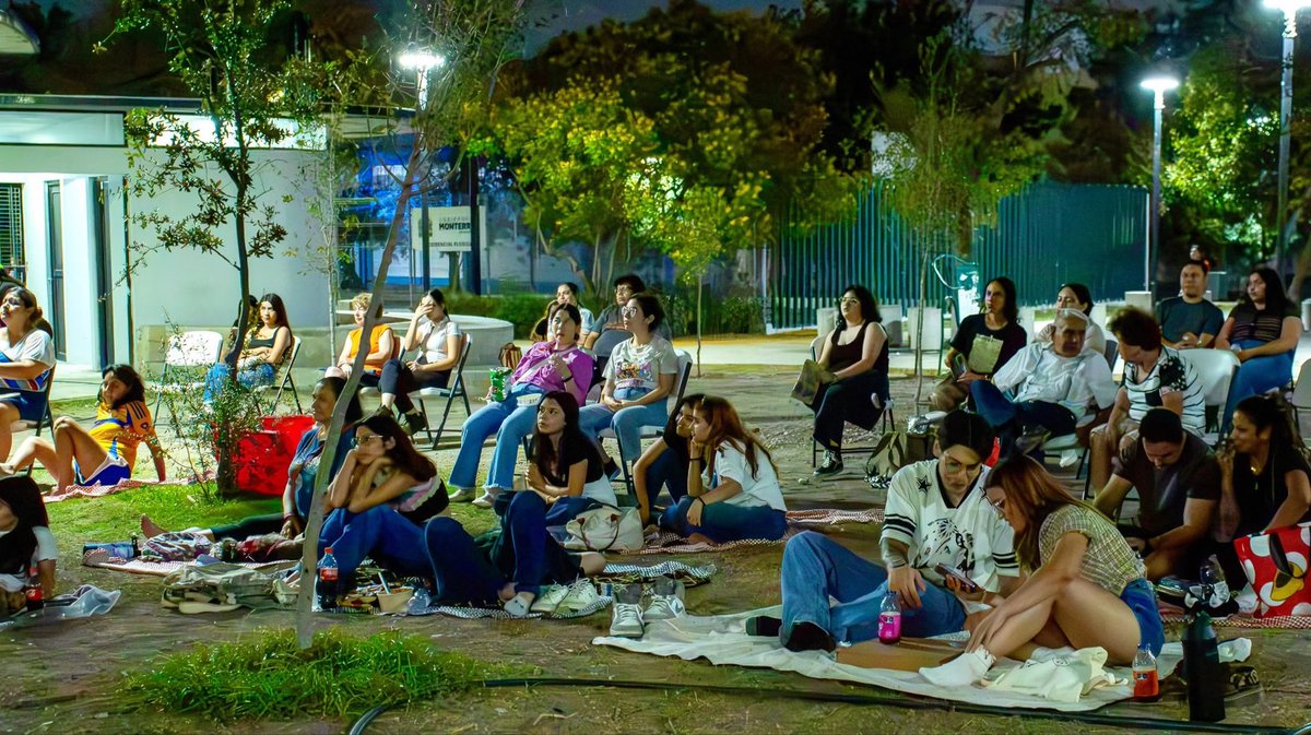 distritotec's tweet photo. Una película, un picnic y una noche para disfrutar al aire libre🍿

Así vivimos #PicnicCinema en Parque Residencial Florida, donde nos reunimos para disfrutar de IF: Amigos Imaginarios.

¡Qué bonito es encontrarnos a través de estas pequeñas pausas en la ciudad!✨ https://t.co/xSDwqYuyXn