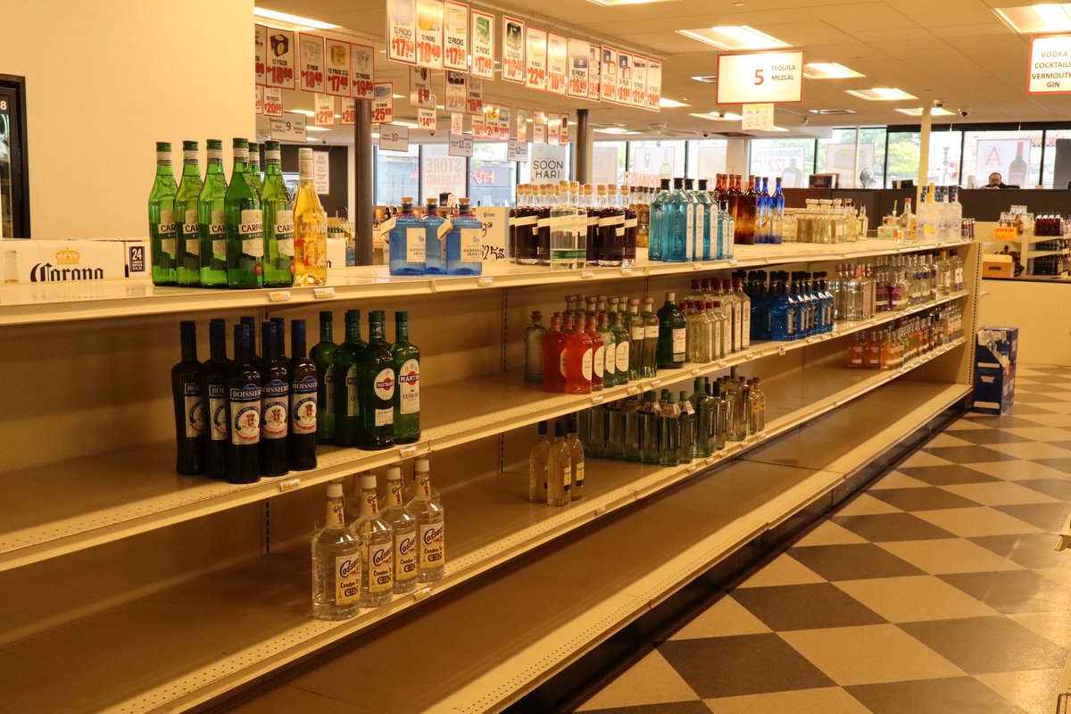 ShickDits's tweet photo. the sun sets upon Blanchard's of Allston, MA https://t.co/pe22mN8Ry8