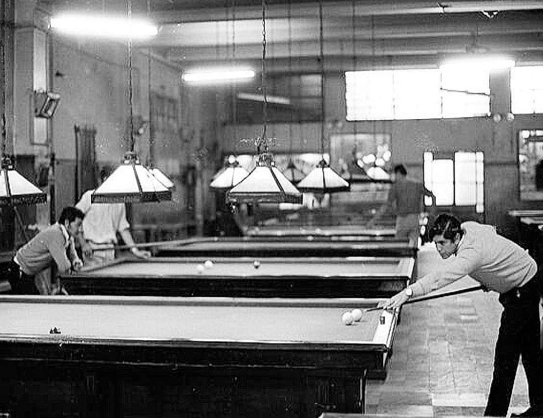 BsAs_recuerdo's tweet photo. Aficionados al billar jugando en 1970 en las mesas del bar "La Academia", sito en Callao al 300. https://t.co/tpxRsR09x0