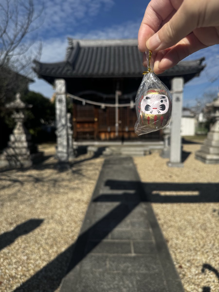 senapikopi's tweet photo. 毎月恒例の朔日参り

今日は合宿でもらったダルマお供に

鈴の横にスズメバチの巣が出来始めてビビって宅建の事だけ🫩 https://t.co/EOxd0hMyqJ