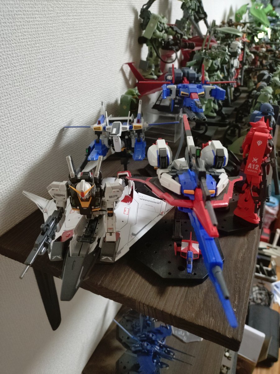 omigawa6's tweet photo. 手狭になったのでお片付けでスペースを作って配置換え。
かなり余裕が出来て来年のRG陸戦型ガンダムを迎えても心配無し！！(笑) https://t.co/BVaec4pQuS