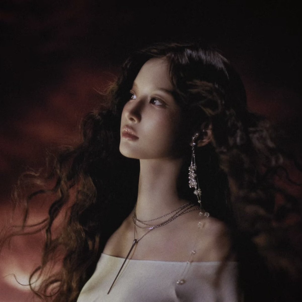 yoonaisthegoat's tweet photo. CURLY HAIR SUITS HER SO MUCH

#SULLYOON #설윤
#NMIXX #엔믹스 https://t.co/ecBWjUR8Lp
