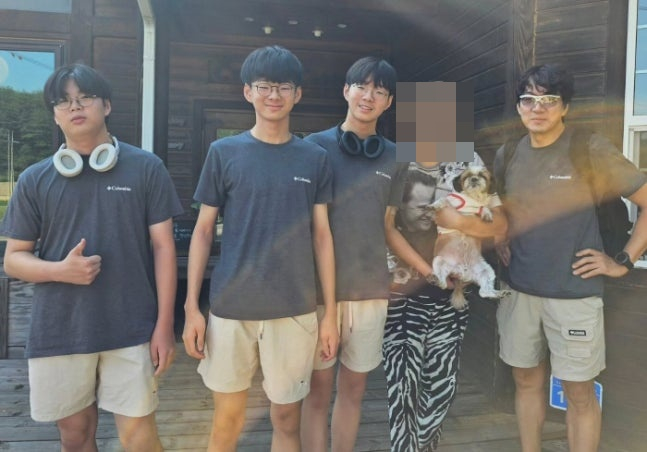 tang__kira's tweet photo. Pemilik coffee shop membagikan foto Song Triplets: Daehan, Minguk, Manse bersama ayah mereka.

Udah lebih tinggi dari ayahnya!

https://t.co/uB6skzvdwB https://t.co/xJQmaB8D0S