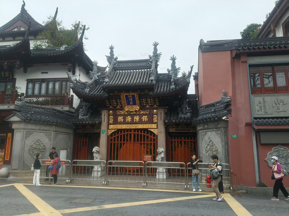 cleverfatfox's tweet photo. 上海・豫園（城隍廟）
上海・黄浦区にある、歴史あるお寺へ。
伝統的な中国建築がとても素敵で、歩いているだけでも昔ながらの上海の雰囲気を感じられました。
まるでタイムスリップしたような気分で、上海の歴史や街の風情をたっぷり満喫した一日 https://t.co/WH4h97XjvD