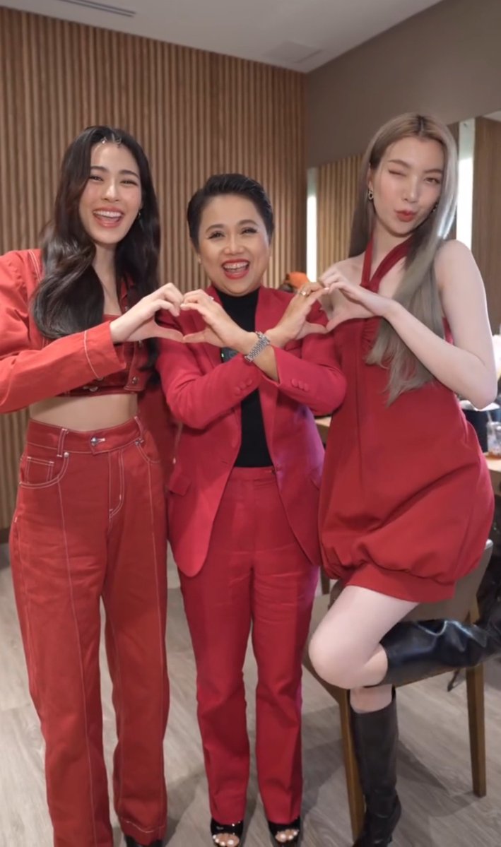 labelleling1's tweet photo. พี่ฝันลงประกาศว่าไม่ได้อยู่ทำงานกับcaltexแล้วนะ พี่ฝันผู้บริหารcaltexที่เคยให้หลิงออมเป็นพซตปั้มน้ำมันcaltexและเป็นสปอนเซอร์ในละครเพียงเธอของหลิงออม 
หลิงออมจึงเป็นแบรนด์แอมบาสเดอร์หญิงคู่แรกในประวัติศาสตร์ของปั๊มน้ำมันคาลเท็กซ์ ขอบคุณพี่ฝันมากๆค่ะ https://t.co/We6zCkuAXH