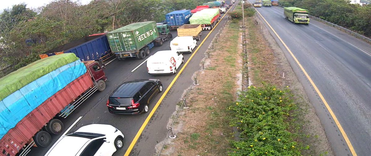 SonoraFM92's tweet photo. RT @tol_mms 07:40 WIB : Tol Tangerang-Merak di KM 72 s.d KM 74 - Terjadi kepadatan lalu lintas imbas adanya kecelakaan di KM. 74 arah Merak dan saat ini sedang dalam penanganan petugas. Kurangi kecepatan dan tetap aman dalam berkendara. https://t.co/fyCw27Bcq0