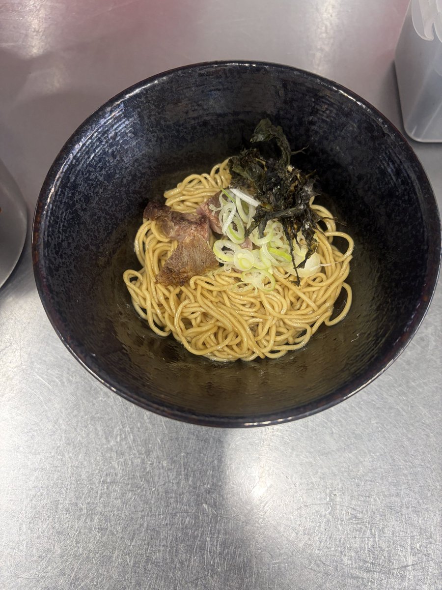 wakuya_itto's tweet photo. おはようございます。

昨日つけ麺が一個もでなかったのでキャリーオーバ中です…。
20個くらいあります。
辛つけ麺是非。

限定麺①
クラシック中華そば

限定麺②
貝出汁×和出汁らーめ

和え玉（味付け替玉）やってます。
そのままでも◎
スープ入れても◎
です。

10:30オープンです。 https://t.co/lDBxSLy5MI