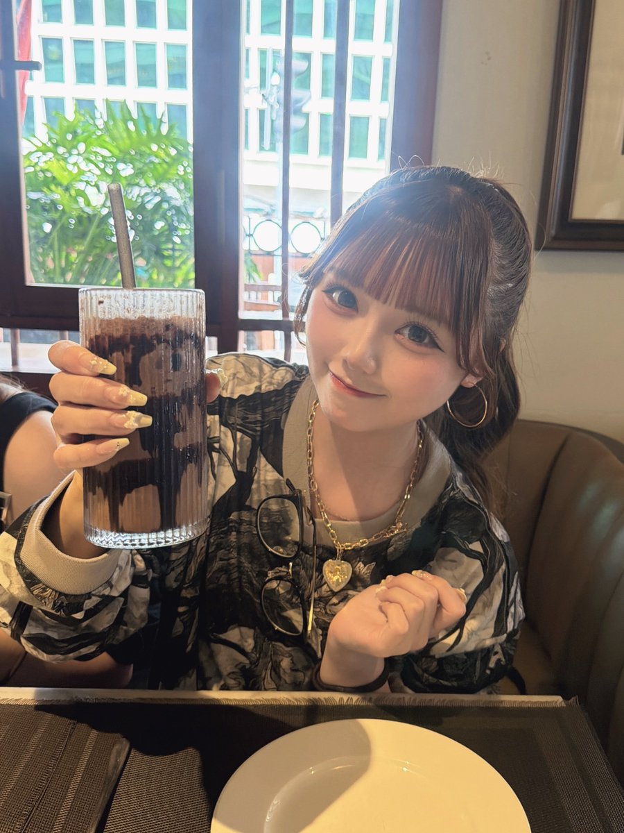 ayaka_KLS1202's tweet photo. おはも！！！＾＾

ベトナムでも甘々摂取沢山したんだけど
その中でもお気に入りだったやつ⬇️♡

チョコレートが"The CHOCOLATE"って感じで
甘党の私は大歓喜でした ☺︎

やっぱり甘いものは世界を救うね〜👶🏻⭐️

じゃあ今日も1日無理せず程よく適当にっ
10月も一緒だよ🤝🏻♡

#カワラボサウス #門倉彩花